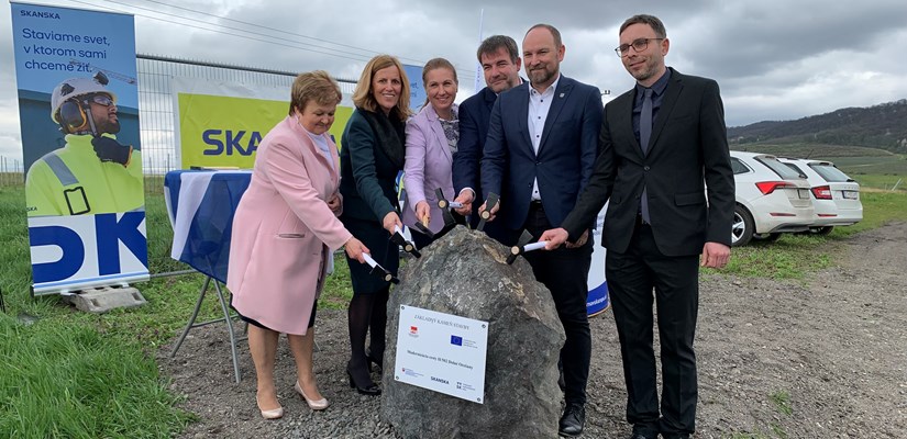 Modernizácia cesty II 502 Dolné Orešany bola zahájená 18.4.2023 poklepaním základného kameňa.jpg Modernizácia cesty II 502 Dolné Orešany bola zahájená 18.4.2023 poklepaním základného kameňa