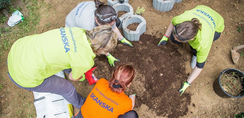 Skanska, dobrovoľnícky program Podaj ruku Skanska, dobrovoľnícky program Podaj ruku