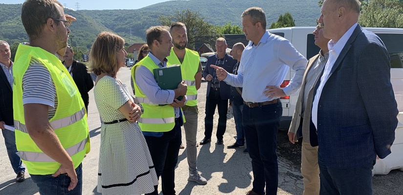 Slávnostné odovzdanie staveniska pre rekonštrukciu cesty II581 Nové mesto nad Váhom – Myjava Slávnostné odovzdanie staveniska pre rekonštrukciu cesty II581 Nové mesto nad Váhom – Myjava